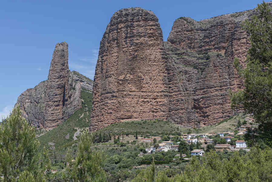 Huesca - Las Peñas de Riglos 04 - Mallos de Riglos.jpg
